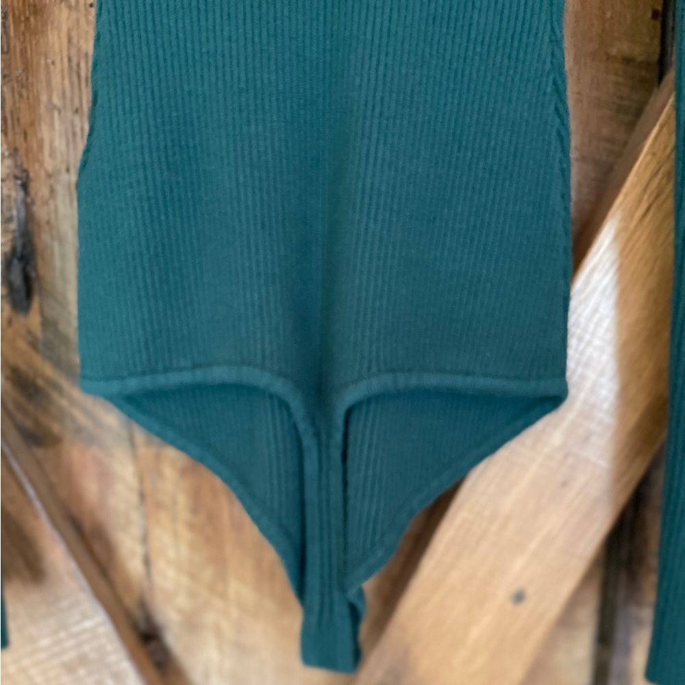 Abercrombie &
Fitch Size Small Kelly Green Ribbed V-Neck Long
Sleeve Bodysuit - Picture 4 of 7
